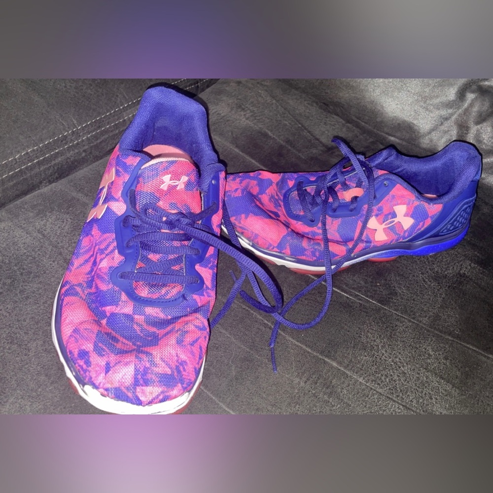 Size 9 under armor shoes